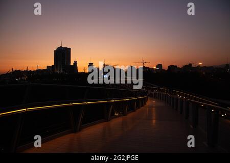 Blick von der Tabiat-Brücke über die Stadt Teheran. Stockfoto