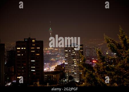 Blick auf den Milad Tower vom Parvaz Park in Teheran, Iran Stockfoto