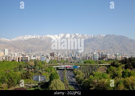 Blick von der Tabiat-Brücke über die Stadt Teheran. Im Hintergrund ist das Elborzgebirge zu sehen. Stockfoto