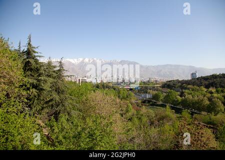 Blick von der Tabiat-Brücke über die Stadt Teheran. Im Hintergrund ist das Elborzgebirge zu sehen. Stockfoto