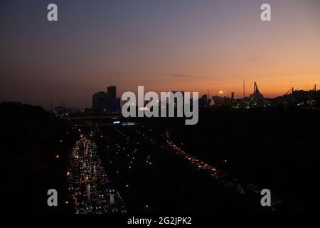 Blick von der Tabiat-Brücke über die Stadt Teheran. Stockfoto