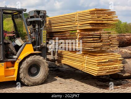 Solingen, Nordrhein-Westfalen, Deutschland - Fichtenholz wird zu Holz verarbeitet, Holz ist knapp und teuer, Tischler und Tischlereien kämpfen mit rasant steigenden Rohstoffpreisen in Zeiten der Corona-Krise werden große Mengen von Rundholz nach China und in die USA exportiert. Stockfoto