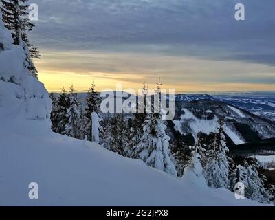 Sonnenuntergang auf dem Berg Kehyne in den Beskiden. Stockfoto