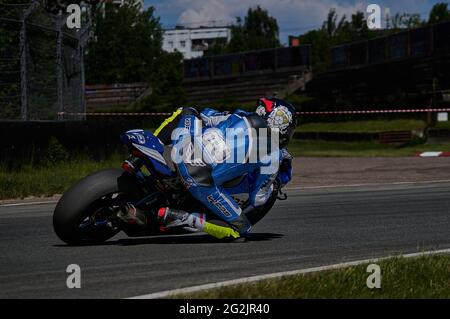 Riga, Lettland, 12-06-2021 Motorradfahrer nimmt die Kurve. Blick von hinten. MotoGP-Fahrer. Stockfoto