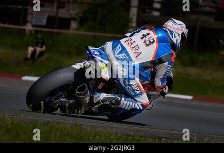 Riga, Lettland, 12-06-2021 Motorradfahrer nimmt die Kurve. Blick von hinten. MotoGP-Fahrer. Stockfoto