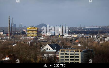 Gelsenkirchen, Nordrhein-Westfalen, Deutschland - Stadtübersicht Gelsenkirchen mit der alten Stadtkirche, hinten rechts Schalke-Stadion, hinten links Halde Oberscholven und Uniper-Kraftwerk Scholven. Stockfoto