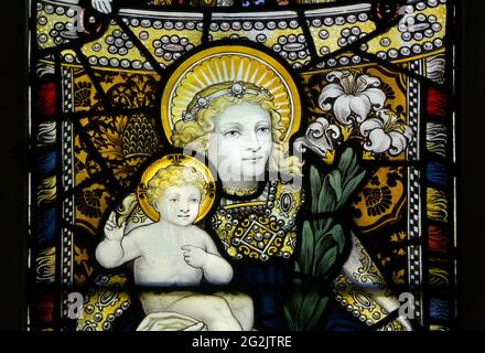 Maria und Jesuskind Glasmalerei, St. Giles Church, Bletchingdon, Oxfordshire, England, VEREINIGTES KÖNIGREICH Stockfoto
