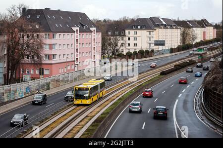 Essen, Nordrhein-Westfalen, Deutschland - Autos und ein regelmäßiger Bus fahren auf der Autobahn A40 durch die Essener Innenstadt. Stockfoto