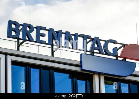 Essen, Nordrhein-Westfalen, Deutschland - Brenntag, Firmenlogo an der Fassade der Brenntag-Zentrale ist die Brenntag SE die Holdinggesellschaft der Brenntag-Gruppe, dem Weltmarktführer im Vertrieb von Chemikalien und Inhaltsstoffen. Stockfoto