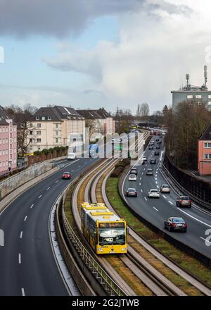 Essen, Nordrhein-Westfalen, Deutschland - Autos und ein regelmäßiger Bus fahren auf der Autobahn A40 durch die Essener Innenstadt. Stockfoto