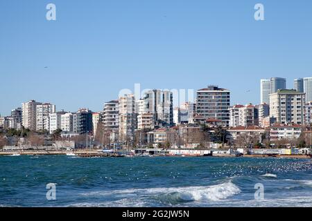 Blick von der Bostan caddesi auf das Marmarameer Stockfoto