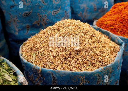 Getrocknete Orangenblüten auf einem kleinen Markt in Shiraz, Iran Stockfoto