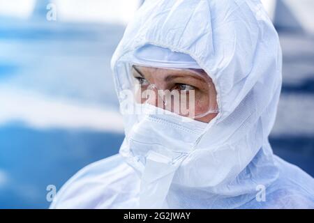 Das Gesicht eines Arztes in einer Schutzmaske und einer Schutzbrille. Stockfoto