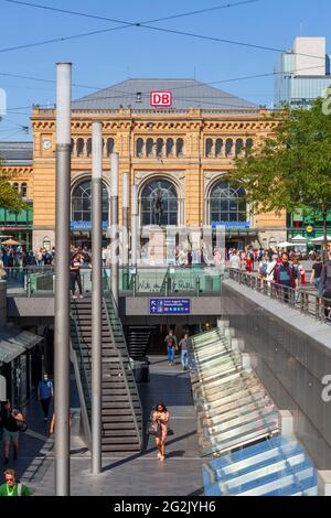 Hauptbahnhof, Einkaufsstraße Niki-de-Saint-Phalle-Promenade oder Passerelle, Bahnhofstrasse, Hannover, Niedersachsen, Deutschland, Europa Stockfoto