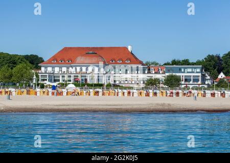 Strand mit Atlantic Grand Hotel Travemünde, ehemaliges Casino Travemünde, Lübeck-Travemünde, Lübeck, Schleswig-Holstein, Deutschland, Europa Stockfoto