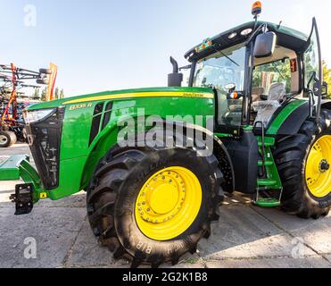 Samara, Russland - 23. September 2017: Der landwirtschaftliche Traktor John Deere 8335 R wird auf der jährlichen Agro-Industrie-Ausstellung Wolga ausgestellt Stockfoto
