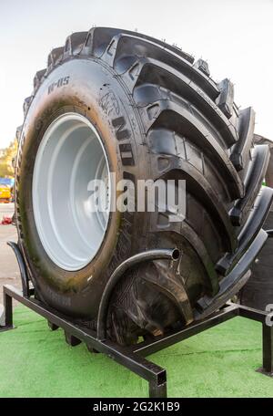 Samara, Russland - 23. September 2017: Großes Rad für landwirtschaftlichen Radtraktor Stockfoto