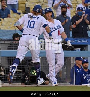 Los Angeles, Usa. Juni 2021. Los Angeles Dodgers Justin Turner (10) feiert mit Teamkollege will Smith nach einem 395-Fuß-Solo-Heimlauf vor den Texas Rangers Start Pitcher Mike Foltynewicz während des ersten Innings im Dodger Stadium in Los Angeles am Freitag, 11. Juni 2021. Die Dodgers besiegten die Rangers 11:1. Foto von Jim Ruymen/UPI Credit: UPI/Alamy Live News Stockfoto