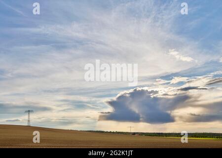 Deutschland, Mecklenburg-Vorpommern, Feldkorridor, Wolken Stockfoto