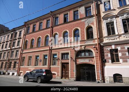 St. Petersburg, Russland. Juni 2021. Wladimir Putin wuchs in einer kommunalen Wohnung in der Baskov Street 12 auf. Seine Schule befand sich ebenfalls auf derselben Straßenseite. Quelle: Ulf Mauder/dpa/Alamy Live News Stockfoto