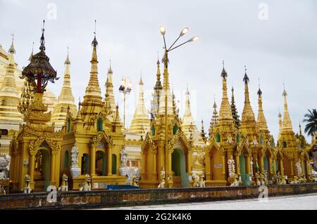 Um den Komplex der Shwedagon-Pagode in Yangon, Myanmar, liegen kleine Schreine Stockfoto