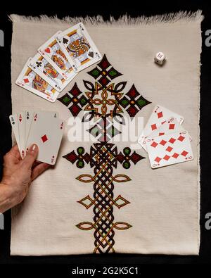 Poker-Karten auf einer Tischdecke mit gestickten geometrischen Mustern im äthiopischen Stil Stockfoto