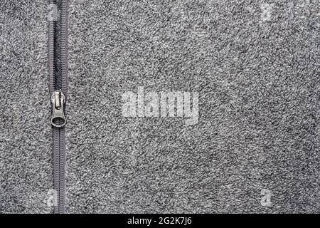 Graues Fleece-Gewebe Mit Reißverschluss Hintergrund Textur Copyspace. Stockfoto