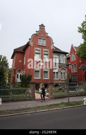 Brüssel. Juni 2021. Ein Fußgänger geht am 26. Juni 2015 an der ehemaligen Residenz von Marschall Zhu De, einem der wichtigsten Gründer der Volksrepublik China, in Göttingen vorbei. Quelle: Xinhua/Alamy Live News Stockfoto