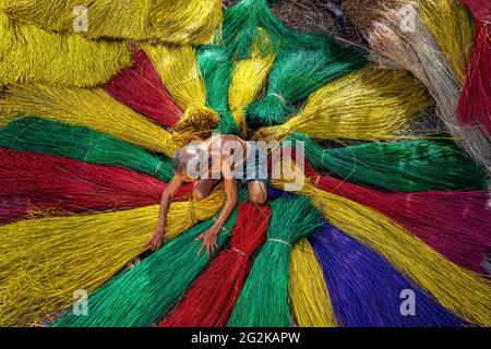 Draufsicht des vietnamesischen alten Handwerkers, der die traditionellen vietnamesischen Matten im alten traditionellen Dorf in dinh Yen, dong thap, vietnam, Tradition, herstellte Stockfoto