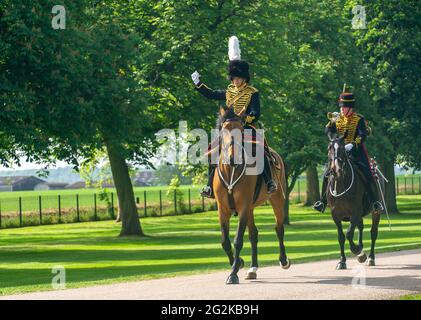 Windsor, Großbritannien. Juni 2021. Die Königstruppe Royal Horse Artillery reitet heute auf dem langen Spaziergang zum Trooping the Color im Schloss Windsor, um den offiziellen Geburtstag Ihrer Majestät der Königin zu feiern. Es ist eine zurückgeschraubt Version aufgrund der Covid-19 Einschränkungen und Beschränkungen für Massenversammlungen. Quelle: Maureen McLean/Alamy Live News Stockfoto