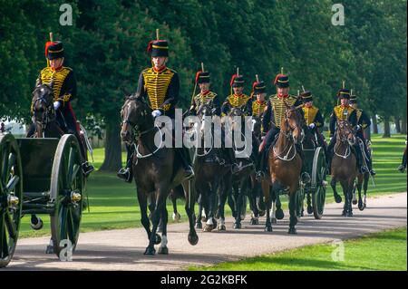 Windsor, Großbritannien. Juni 2021. Die Königstruppe Royal Horse Artillery reitet heute auf dem langen Spaziergang zum Trooping the Color im Schloss Windsor, um den offiziellen Geburtstag Ihrer Majestät der Königin zu feiern. Es ist eine zurückgeschraubt Version aufgrund der Covid-19 Einschränkungen und Beschränkungen für Massenversammlungen. Quelle: Maureen McLean/Alamy Live News Stockfoto