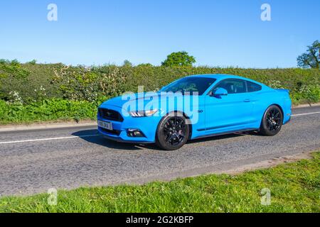 2017 Ford Blue Mustang GT Auto 4951 ccm Benziner Coupé, auf dem Weg zur Capesthorne Hall Classic Car Show im Mai, Ceshire, Großbritannien Stockfoto