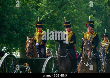 Windsor, Großbritannien. Juni 2021. Die Königstruppe Royal Horse Artillery reitet heute auf dem langen Spaziergang zum Trooping the Color im Schloss Windsor, um den offiziellen Geburtstag Ihrer Majestät der Königin zu feiern. Es ist eine zurückgeschraubt Version aufgrund der Covid-19 Einschränkungen und Beschränkungen für Massenversammlungen. Quelle: Maureen McLean/Alamy Live News Stockfoto