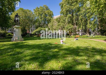 Statue von William III. Im Sommer im Garten des St. James's Square, London; der Garten ist von Clubs, der London Library und Chatham House umgeben Stockfoto