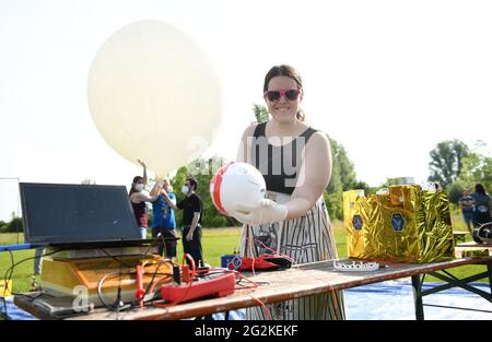 In Der Bundesrepublik Deutschland. Juni 2021. Ein Student der Technischen Universität München (TUM) besitzt kurz vor dem Start ein Tracking-System des neuen Satelliten MOVE-III (r). Der Satellit soll mit einem Wetterballon auf eine Höhe von etwa 40 Kilometern aufsteigen, um seine Systeme zu testen, einschließlich einer Infrarotkamera, die Waldbrände aus dem All erkennen kann. Quelle: Tobias Hase/dpa/Alamy Live News Stockfoto