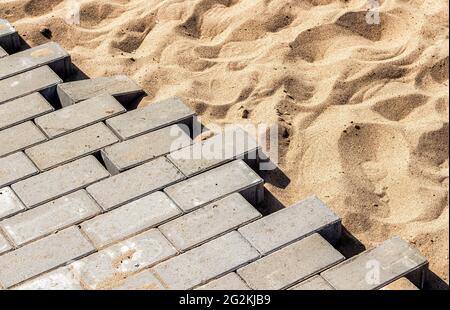 Verlegung von Betonpflasterplatten auf Sandfundament-Basis Stockfoto