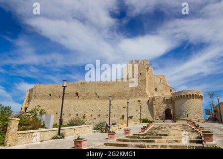 Mauern der befestigten Zitadelle auf der Insel San Nicola, auf den Tremiti-Inseln: Die Abtei von Santa Maria a Mare befestigte Komplex, Apulien, Italien. Stockfoto