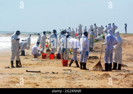 (210612) -- NEGOMBO, SRI LANKA, 12. Juni 2021 (Xinhua) -- Marinepersonal entfernt am 11. Juni 2021 Trümmer aus dem X-Press Pearl-Schiff am Strand von Negombo in Negombo, Sri Lanka. Die Behörden Sri Lankas haben Schritte unternommen, um ein mögliches Ölleck des sinkenden X-Press Pearl-Schiffes zu untersuchen, das am 20. Mai bei der Verankerung von 9.5 Seemeilen vor dem Hafen von Colombo Feuer fing, berichteten lokale Medien hier am Freitag. Der Verdacht auf ein Ölleck wurde aufgeworfen, nachdem internationale Medien Satellitenbilder eines vermuteten Ölflecks um das Schiff zeigten. Der Umweltminister von Sri Lanka, Mahinda Amaraweera, sagte Stockfoto