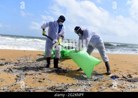 (210612) -- NEGOMBO, SRI LANKA, 12. Juni 2021 (Xinhua) -- Marinepersonal entfernt am 11. Juni 2021 Trümmer aus dem X-Press Pearl-Schiff am Strand von Negombo in Negombo, Sri Lanka. Die Behörden Sri Lankas haben Schritte unternommen, um ein mögliches Ölleck des sinkenden X-Press Pearl-Schiffes zu untersuchen, das am 20. Mai bei der Verankerung von 9.5 Seemeilen vor dem Hafen von Colombo Feuer fing, berichteten lokale Medien hier am Freitag. Der Verdacht auf ein Ölleck wurde aufgeworfen, nachdem internationale Medien Satellitenbilder eines vermuteten Ölflecks um das Schiff zeigten. Der Umweltminister von Sri Lanka, Mahinda Amaraweera, sagte Stockfoto