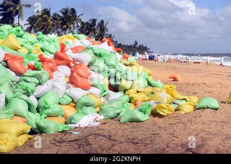 (210612) -- NEGOMBO, SRI LANKA, 12. Juni 2021 (Xinhua) -- Marinepersonal entfernt am 11. Juni 2021 Trümmer aus dem X-Press Pearl-Schiff am Strand von Negombo in Negombo, Sri Lanka. Die Behörden Sri Lankas haben Schritte unternommen, um ein mögliches Ölleck des sinkenden X-Press Pearl-Schiffes zu untersuchen, das am 20. Mai bei der Verankerung von 9.5 Seemeilen vor dem Hafen von Colombo Feuer fing, berichteten lokale Medien hier am Freitag. Der Verdacht auf ein Ölleck wurde aufgeworfen, nachdem internationale Medien Satellitenbilder eines vermuteten Ölflecks um das Schiff zeigten. Der Umweltminister von Sri Lanka, Mahinda Amaraweera, sagte Stockfoto