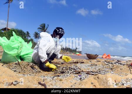 (210612) -- NEGOMBO, SRI LANKA, 12. Juni 2021 (Xinhua) -- EIN Marinemitglied entfernt am 11. Juni 2021 Trümmer aus dem X-Press Pearl-Schiff am Strand von Negombo in Negombo, Sri Lanka. Die Behörden Sri Lankas haben Schritte unternommen, um ein mögliches Ölleck des sinkenden X-Press Pearl-Schiffes zu untersuchen, das am 20. Mai bei der Verankerung von 9.5 Seemeilen vor dem Hafen von Colombo Feuer fing, berichteten lokale Medien hier am Freitag. Der Verdacht auf ein Ölleck wurde aufgeworfen, nachdem internationale Medien Satellitenbilder eines vermuteten Ölflecks um das Schiff zeigten. Der Umweltminister von Sri Lanka, Mahinda Amaraweera, sagte Stockfoto