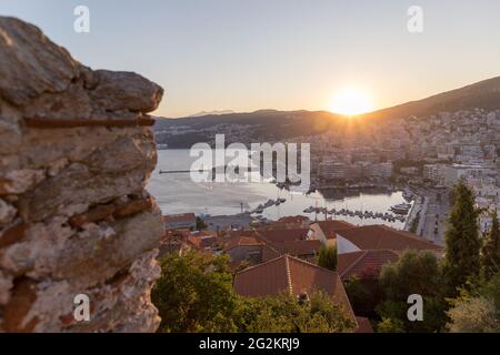 Kavala, Griechenland - 12. August 2019: Ein Blick von der touristischen Stadt Kavala in Griechenland. Stockfoto