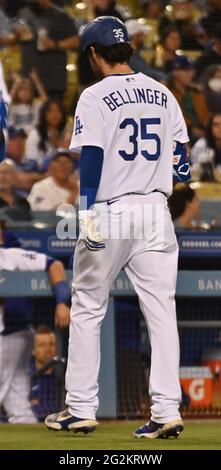 Los Angeles, Usa. Juni 2021. Los Angeles Dodgers Cody Bellinger wird während des fünften Innings aus dem Spiel genommen, nachdem er eine RBI-Single gegen HE Texas Rangers im Dodger Stadium in Los Angeles am Freitag, den 11. Juni 2021 getroffen hat. Es wurde bekannt gegeben, dass er eine Enge in seiner linken Oberschenkelmuskulatur hatte und als Tag zu Tag gilt. Roberts sagte, dass Bellinger seine Oberschenkelmuskulatur beim Pitchen und nicht beim Laufen zuerst festziehen fühlte. Die Dodgers besiegten die Rangers 12.-1. Foto von Jim Ruymen/UPI Credit: UPI/Alamy Live News Stockfoto