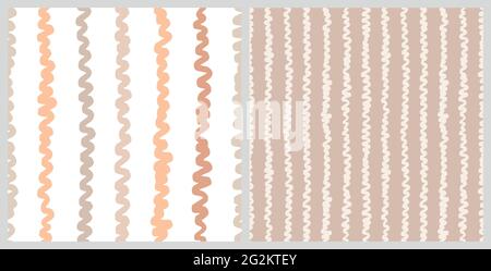 Pale Doodle Wellenstreifen nahtloses Muster. Von Hand gezeichnete Linien wiederholen den Hintergrund in hautbeiger Farbe. Für Stoff, Verpackung, Einladungen, Karte, Scrapbooking oder Tapete. Stock Vektor