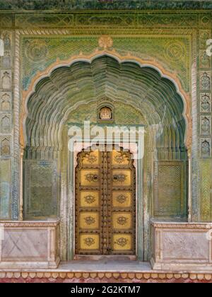 Kunstwerk Tür in City Palace Jaipur, Rajasthan, Indien. Stockfoto