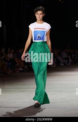 Astry Holler läuft während der KITX Show während der Afterpay Australian Fashion Week Resort 2022 Collections bei Carriageworks am 2. Juni 20 auf der Piste Stockfoto