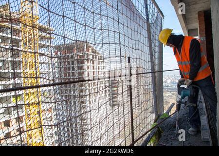 Istanbul, Türkei - 02-01-2013:Arbeiter, die an dem Hochhaus arbeiten, das gerade gebaut wird Stockfoto