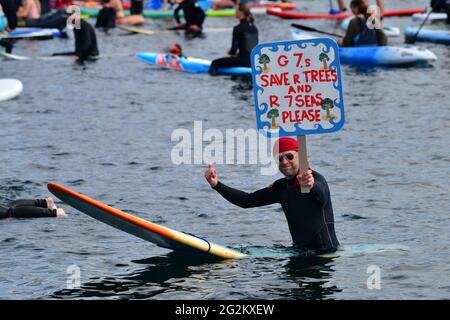 Während des G7-Gipfels in Cornwall nehmen die Demonstranten an einem von Surfers gegen Abwasser organisierten Paddle-Out am Gyllyngvase Beach in der Nähe von Falmouth Teil. Bilddatum: Samstag, 12. Juni 2021. Stockfoto