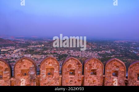 Jaipur Blick von EINEM Wachturm auf der Mauer um Amer Fort Jaipur, Indien. Stockfoto