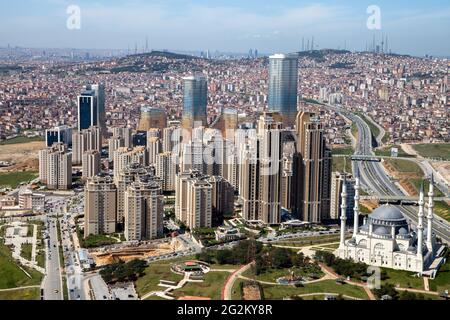 Moderne Wolkenkratzer-Wohnung Blick in Istanbul Ataşehir.Atasehir, Istanbul, Türkei - 04-02-2013 Stockfoto